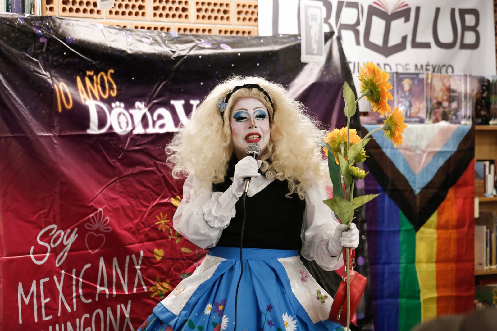 Celebran la tolerancia e inclusión con espectáculo de cuentacuentos drag en el Centro Cultural Xavier Villaurrutia