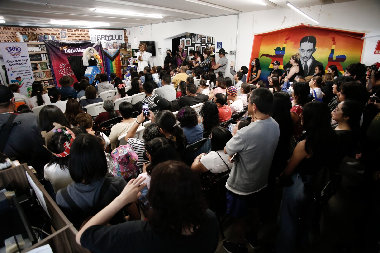 Celebran la tolerancia e inclusión con espectáculo de cuentacuentos drag en el Centro Cultural Xavier Villaurrutia