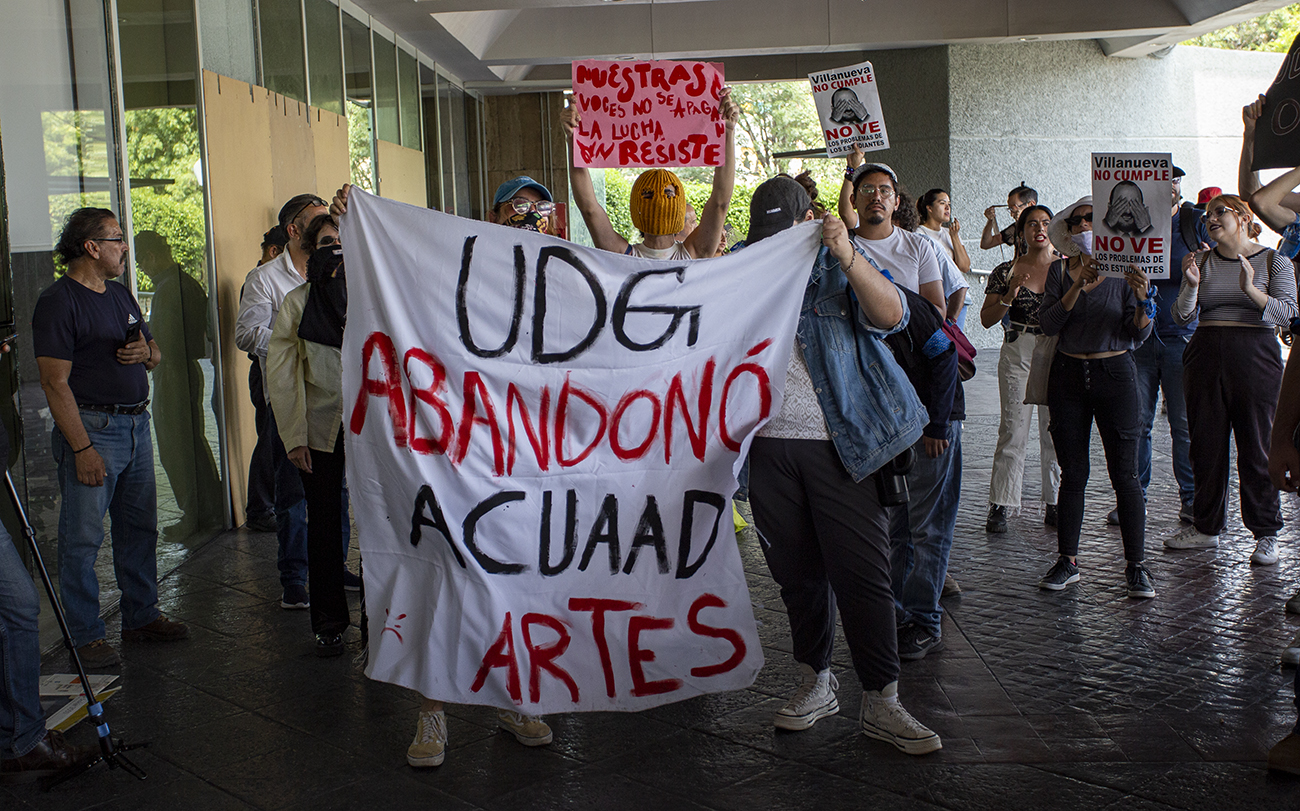 #CUCSHNoSeMueve: estudiantes de CUCSH marchan en demanda de mejores condiciones y permanencia en su campus