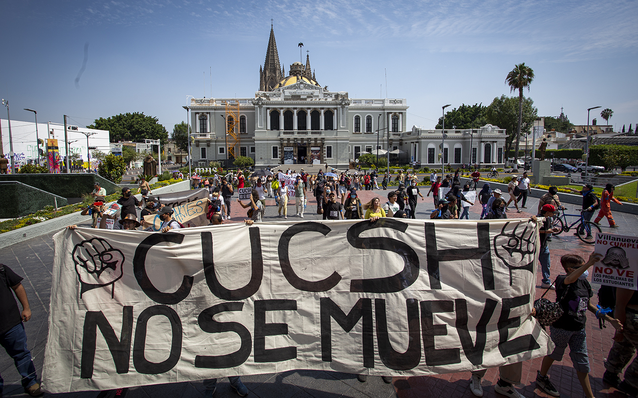 #CUCSHNoSeMueve: estudiantes de CUCSH marchan en demanda de mejores condiciones y permanencia en su campus