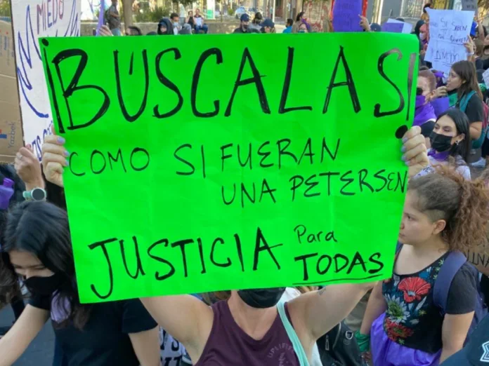 Portada_Yessenia-Araceli_Desaparecida-1068x801 A más de un año de la desaparición de Yessenia Araceli Gómez Castañeda, su familia denuncia que ha no hay avances en su carpeta de investigación, pese a pertenecer a un sector vulnerable dentro de la población. Sus familiares acompañados de la organización Unión Diversa de Jalisco, reconocen que es importante nombrar y visibilizar que dentro de la comunidad LGBTIQ+ también es víctima de este delito en Jalisco. Por ello, han exigido acciones inmediatas, afirmativas y con perspectiva de género para localizar a esta mujer lesbiana de 28 años. Por Redacción ZonaDocs / @ZonaDocs Yessenia Araceli Gómez Castañeda fue desaparecida el 3 de marzo de 2022 en la colonia Arenales Tapatíos en Zapopan, Jalisco, recordó la organización Unión Diversa de Jalisco a través de su ficha de búsqueda. Según advirtieron en un comunicado, ha pasado casi un año tres meses desde que se supo por última vez de ella y no hay avances en la investigación que lleven a dar con su paradero. Sin mencionar que su ficha de búsqueda dentro del Protocolo Alba -mecanismo de búsqueda inmediata de mujeres- no ha sido difundida públicamente a través de las cuentas oficiales de la dependencia. Hablar de la desaparición de Yessenia Araceli es importante afirmó la organización, porque su caso permite visibilizar que “dentro de las miles de personas desaparecidas hay personas de la diversidad sexual”. “Yessenia es una mujer lesbiana, según nos indicó su familia, de ahí la importancia de visibilizar, difundir y nombrar” advirtieron, al tiempo que enunciaron los nombres de Kenia Duarte Pérez y Karla García Duarte, jóvenes trans a quienes se les vio por última vez el 18 de septiembre de 2020 en la colonia Mesa Colorada en Zapopan.