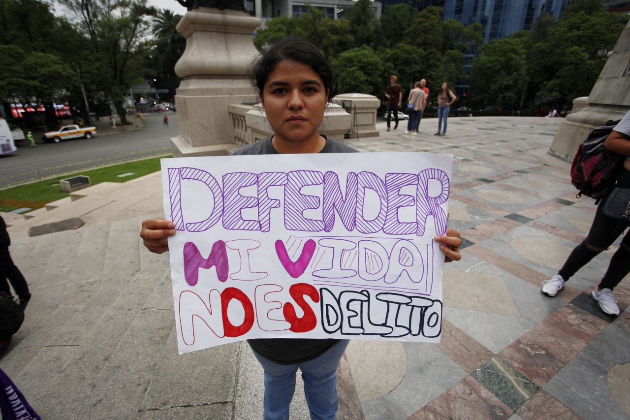 Colectivas feministas marchan para exigir libertad para Roxana Ruiz 