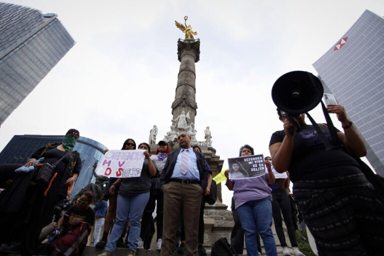 Colectivas feministas marchan para exigir libertad para Roxana Ruiz