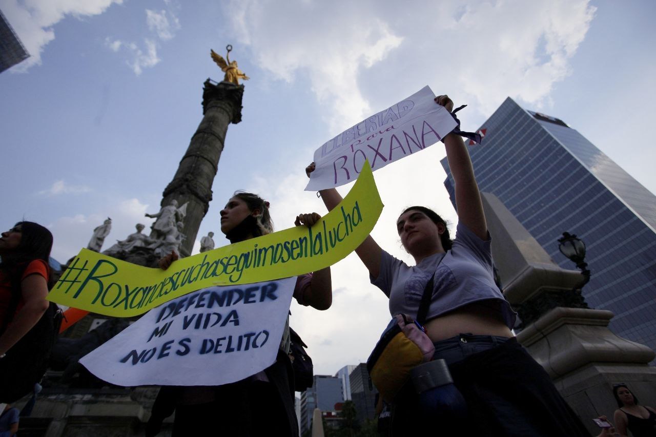 Colectivas feministas marchan para exigir libertad para Roxana Ruiz 