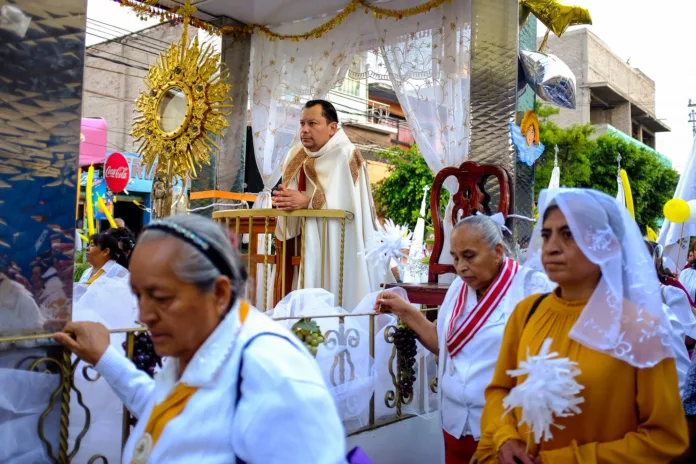 352350630_2182280551957771_7426879385782024804_n La celebración de Corpus Christi en Chimalhuacán se vive de manera única. Consiste en una procesión que recorre los pueblos originarios de Chimalhuacán, portando la imagen del "Santísimo" por la avenida principal.