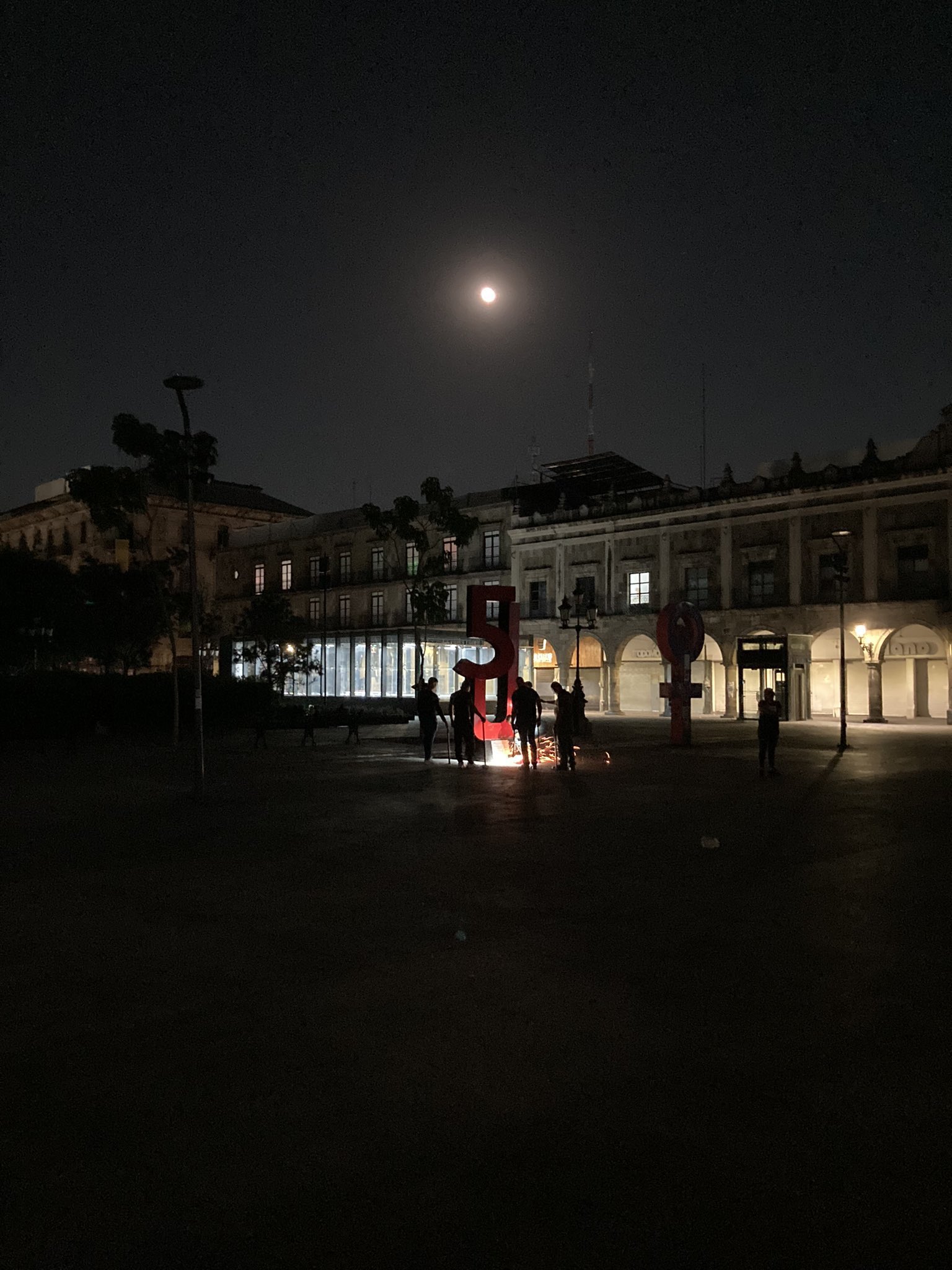 A obscuras, autoridades de Jalisco quitan memorial “5 de Junio”