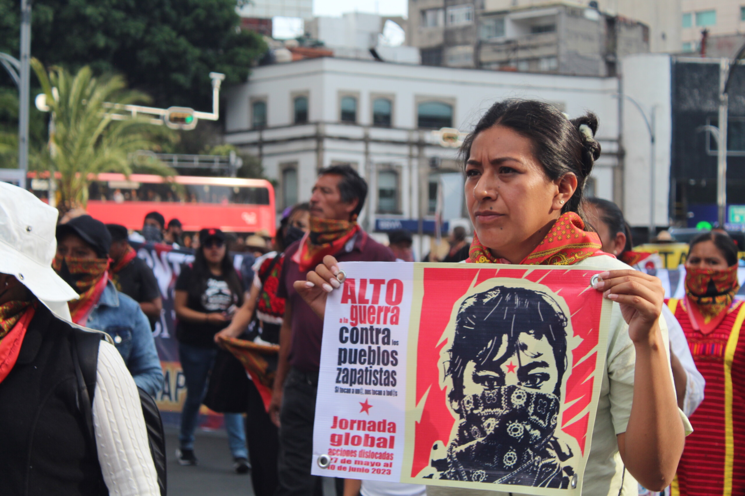 Miles de personas marchan en la CDMX contra ataques a comunidades zapatistas