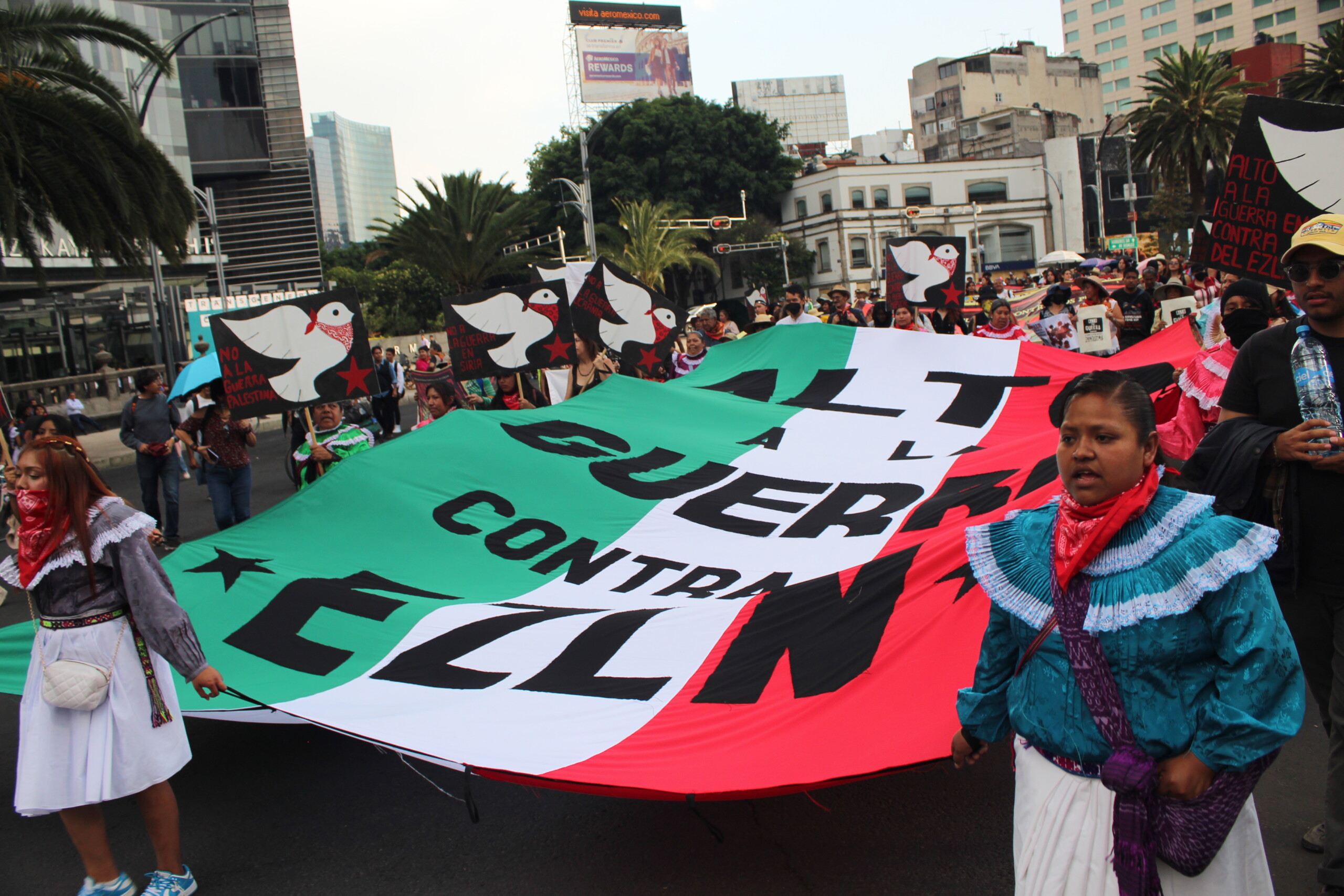 Miles de personas marchan en la CDMX contra ataques a comunidades zapatistas