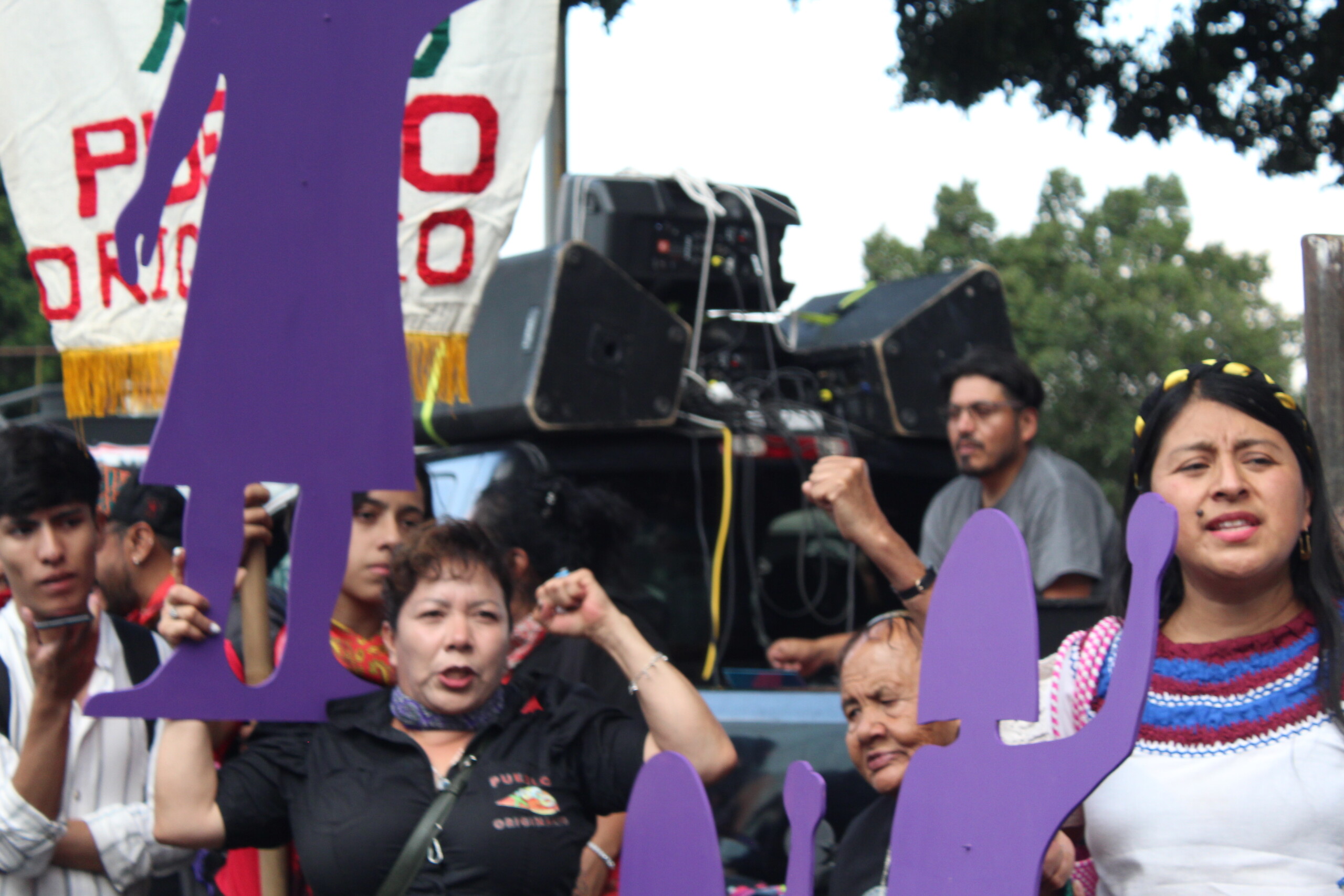 Miles de personas marchan en la CDMX contra ataques a comunidades zapatistas