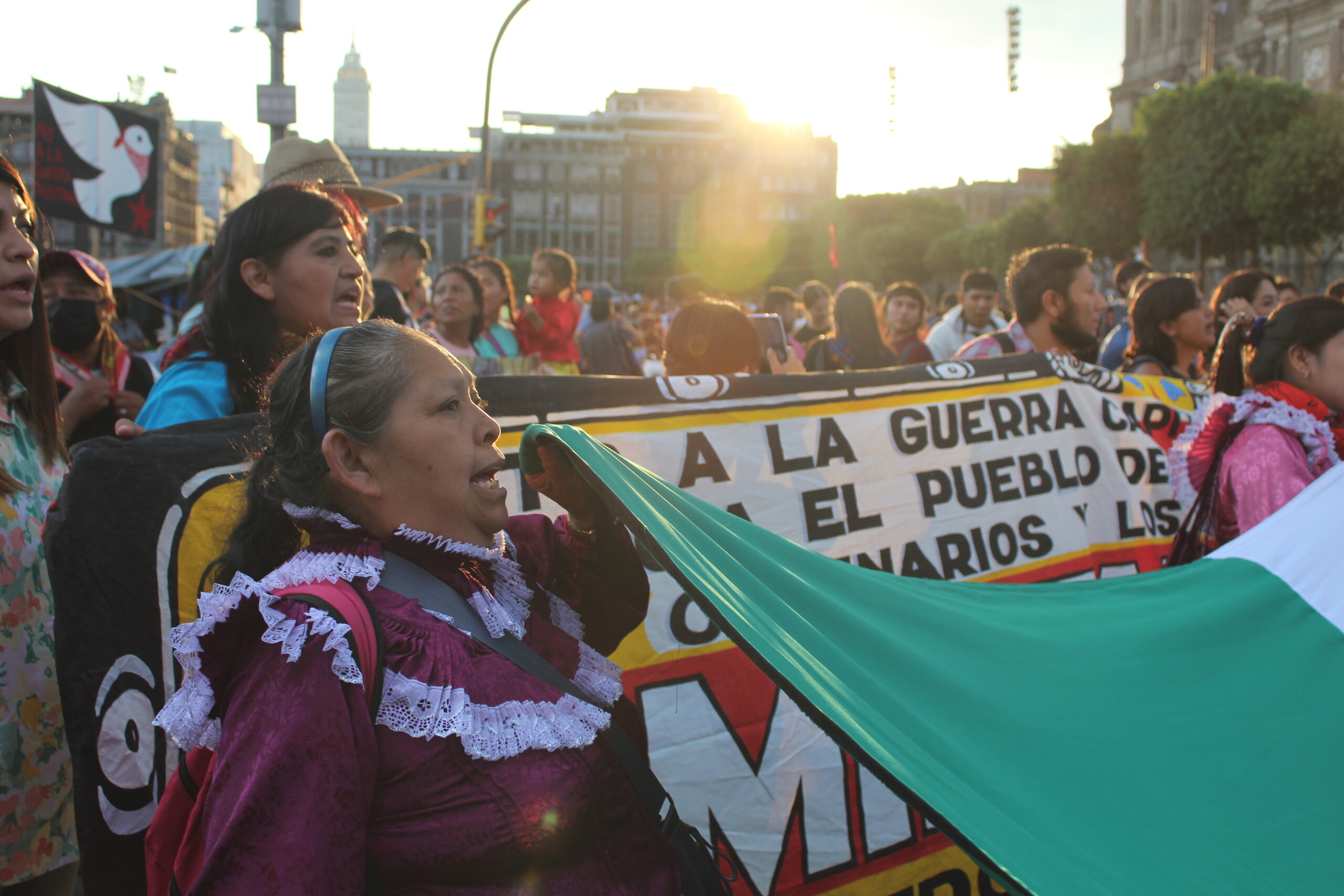 Miles de personas marchan en la CDMX contra ataques a comunidades zapatistas