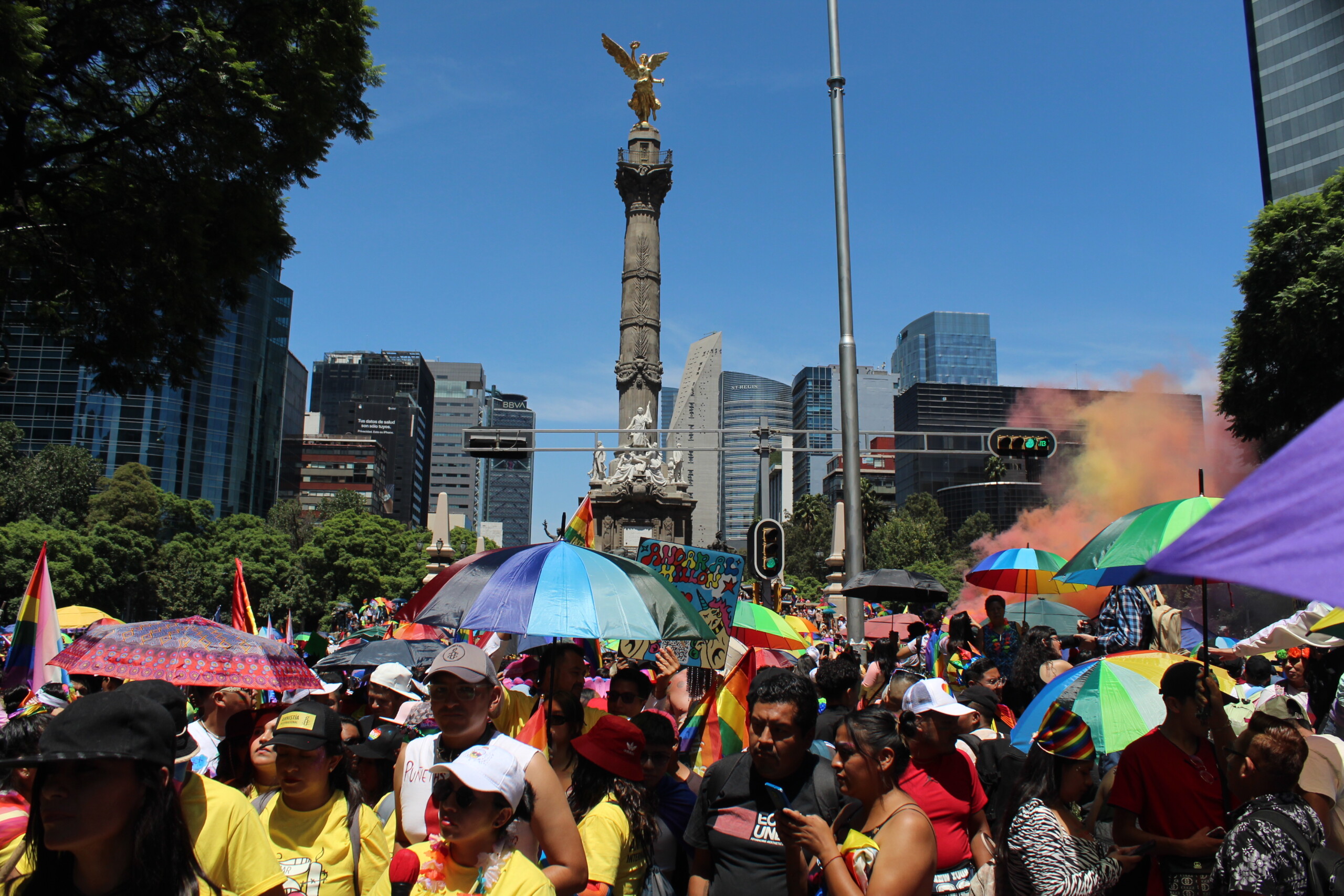 Marcha por el orgullo LGBTIQA+: Un arcoíris salió en el Ángel de la Independencia