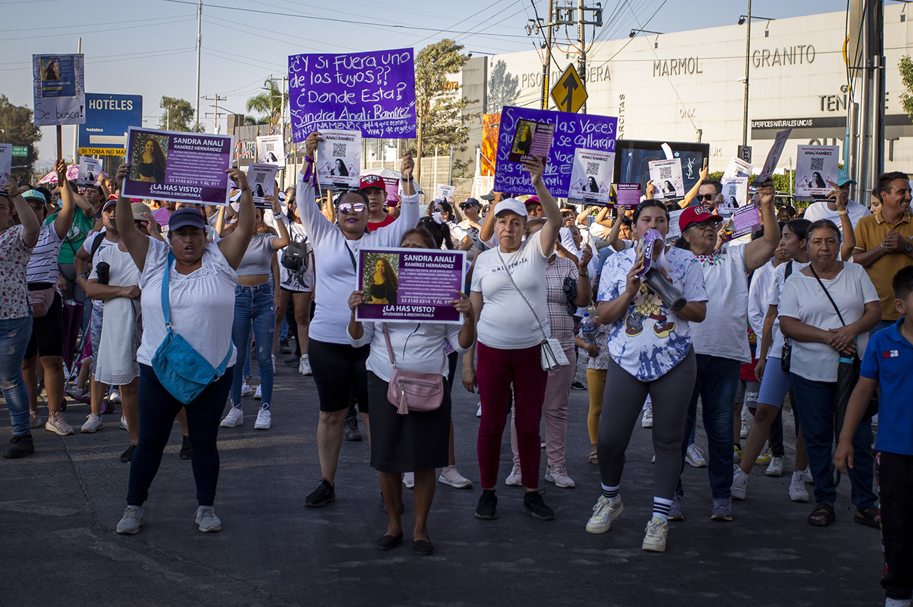 Familiares y amigos marchan incansables en busca de Sandra Analí