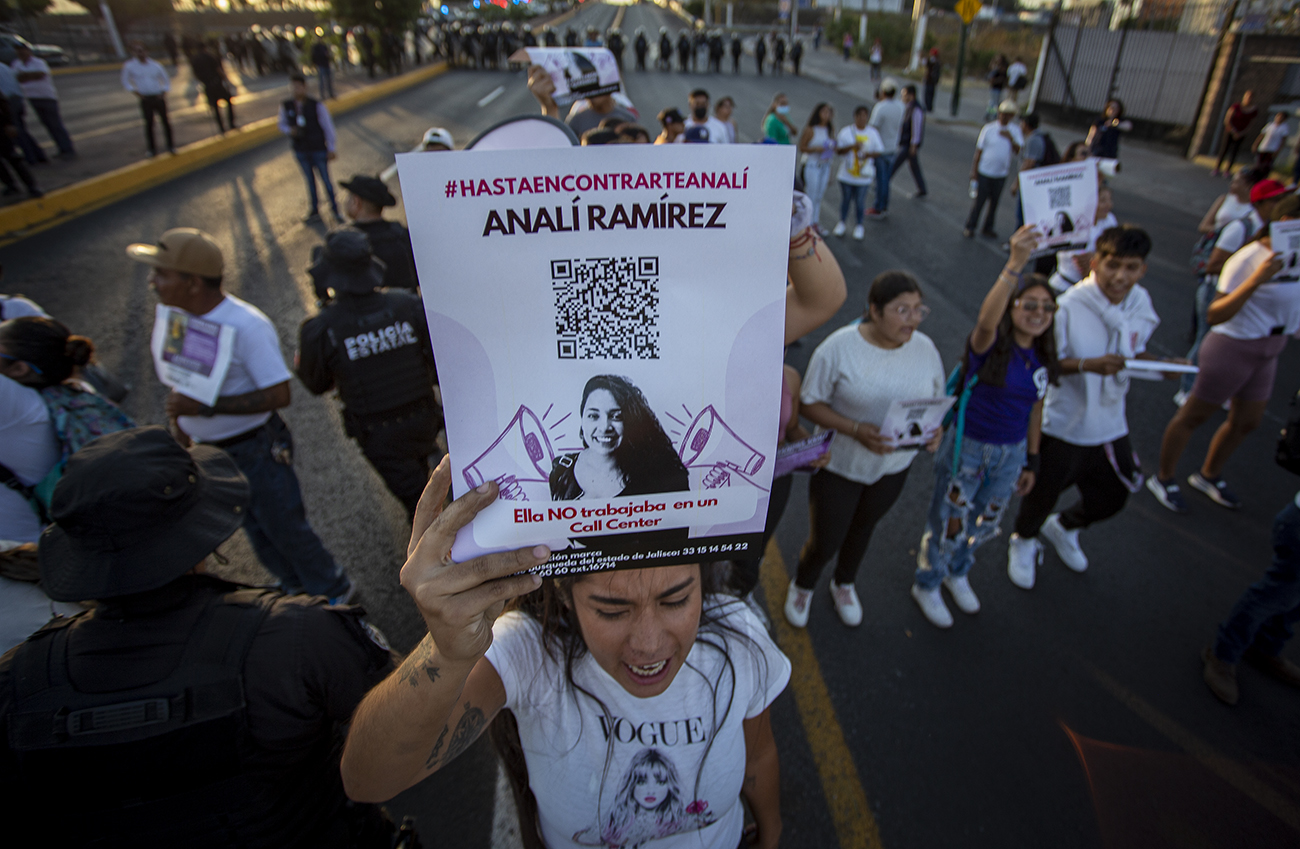 Familiares y amigos marchan incansables en busca de Sandra Analí