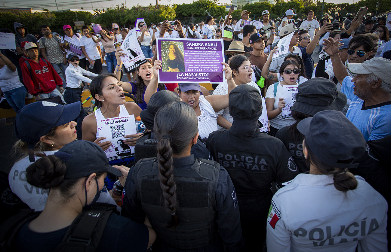 Familiares y amigos marchan incansables en busca de Sandra Analí