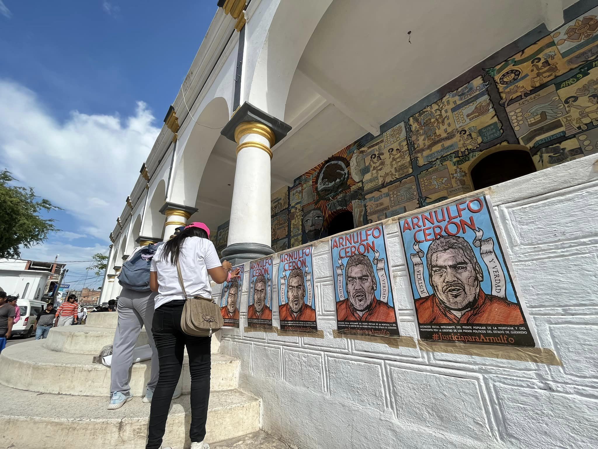 Estudiantes y activistas se movilizan exigiendo justicia por el asesinato de Arnulfo Cerón Soriano defensor indígena en Tlapa, Guerrero