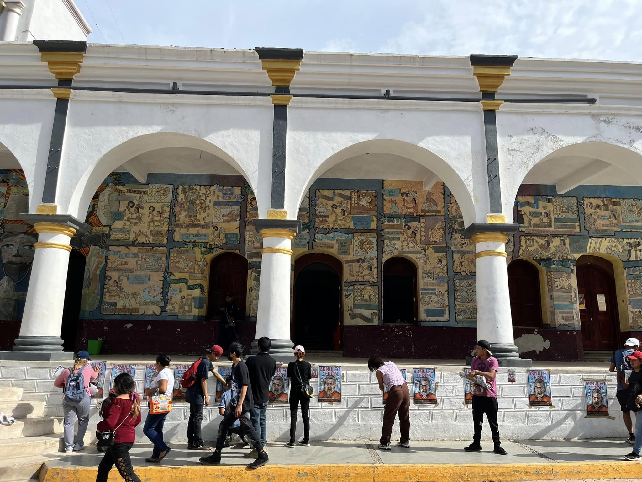 Estudiantes y activistas se movilizan exigiendo justicia por el asesinato de Arnulfo Cerón Soriano defensor indígena en Tlapa, Guerrero