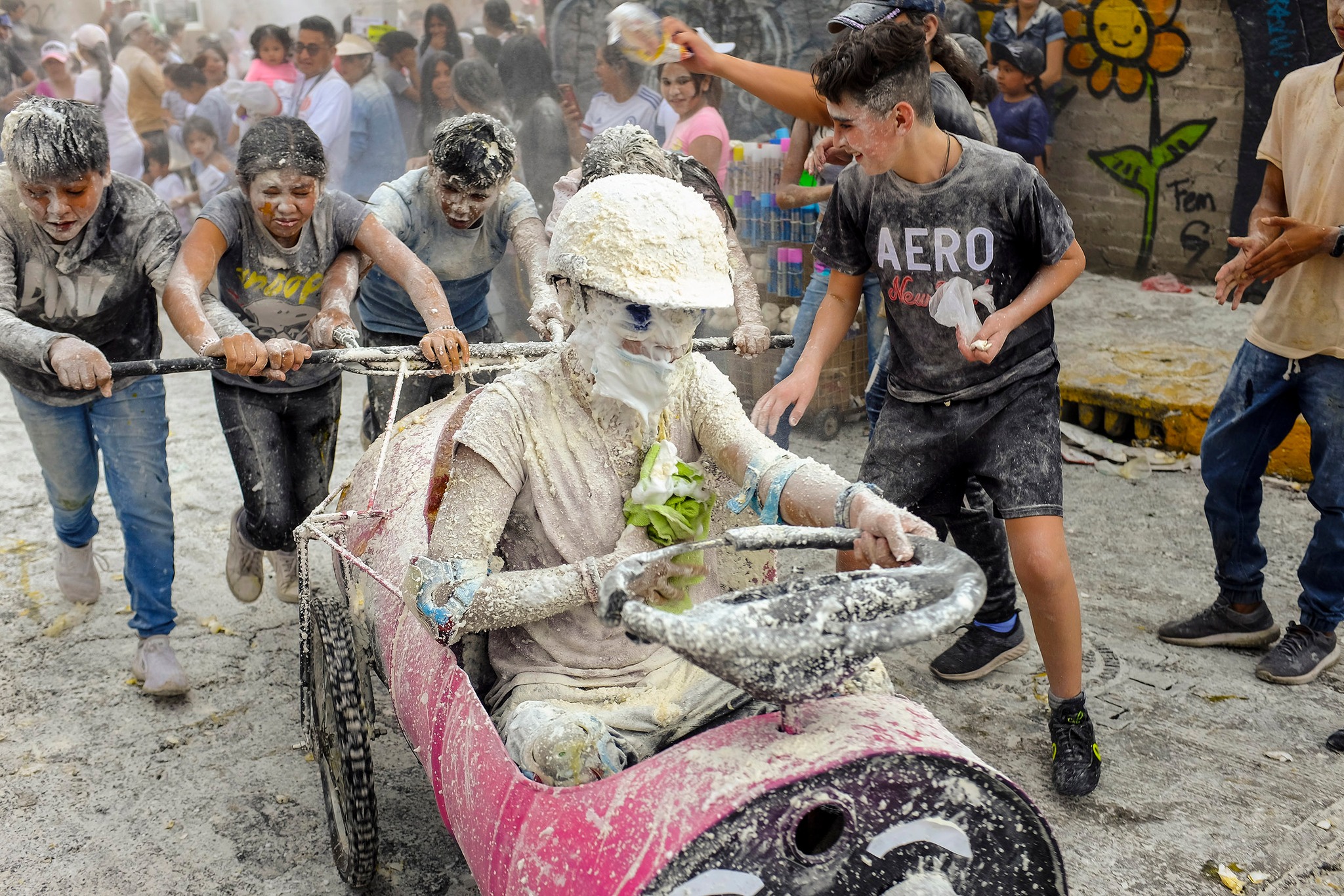 Fiesta de San Pablo en Chimalhuacán: Explosión de Color, Harina y Huevos