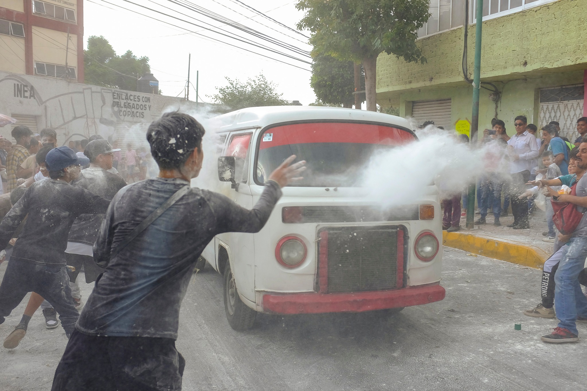 Fiesta de San Pablo en Chimalhuacán: Explosión de Color, Harina y Huevos