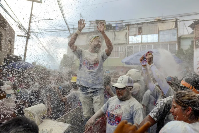 359845115_2207485742770585_8447330212543812117_n Fiesta de San Pablo en Chimalhuacán: Explosión de Color, Harina y Huevos