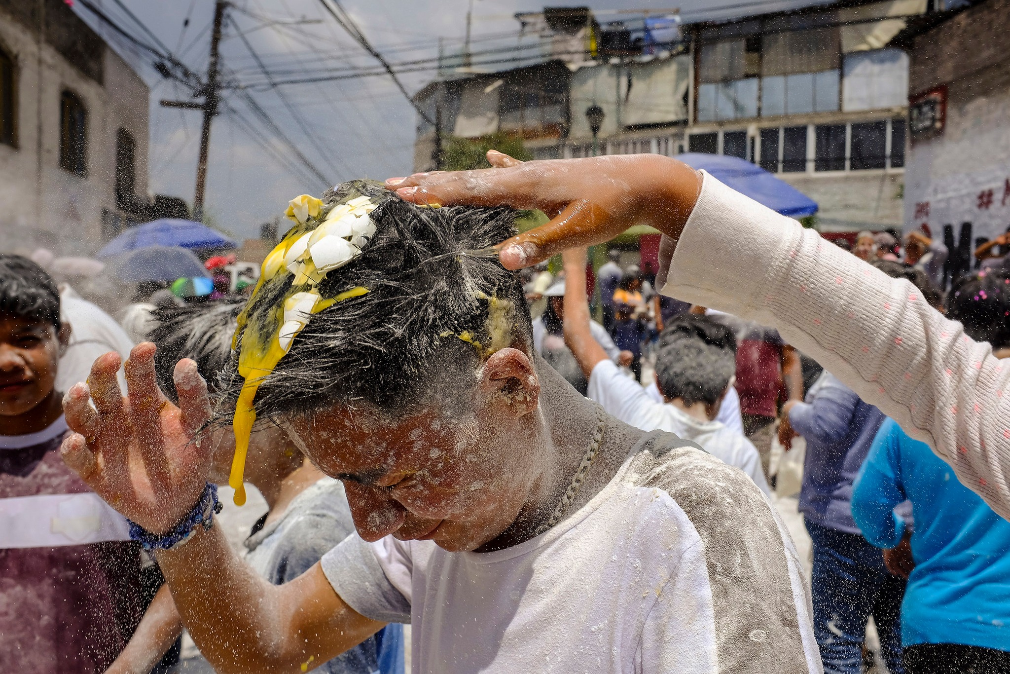 Fiesta de San Pablo en Chimalhuacán: Explosión de Color, Harina y Huevos