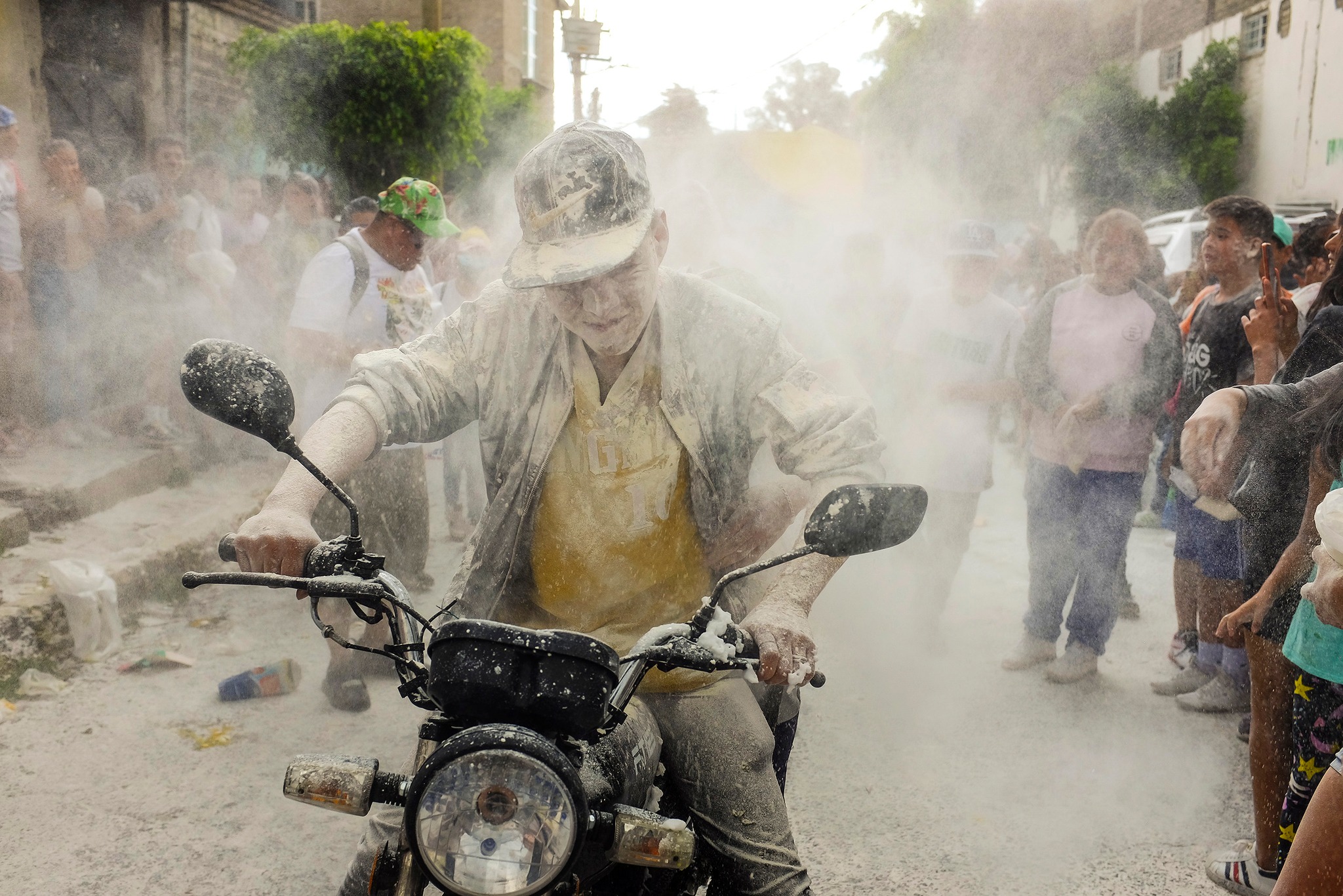 Fiesta de San Pablo en Chimalhuacán: Explosión de Color, Harina y Huevos