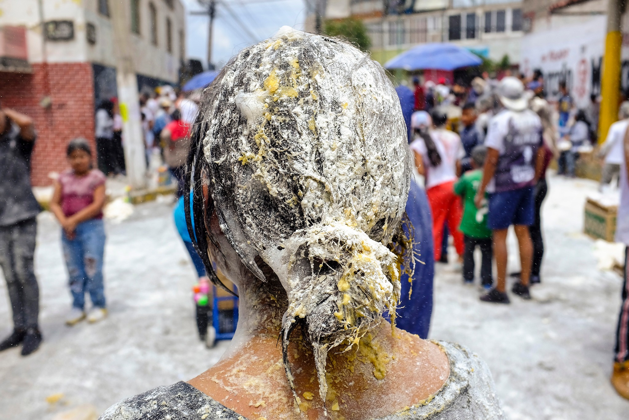 Fiesta de San Pablo en Chimalhuacán: Explosión de Color, Harina y Huevos