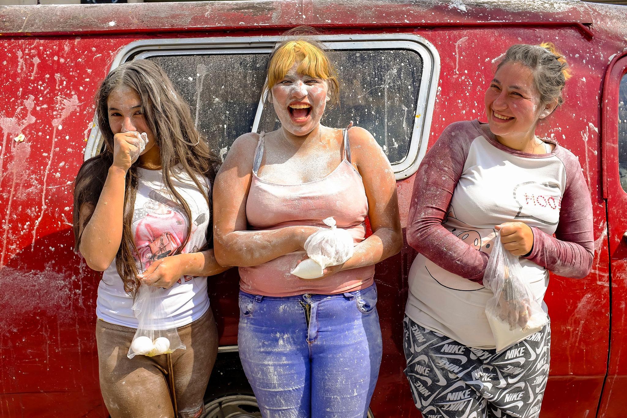 Fiesta de San Pablo en Chimalhuacán: Explosión de Color, Harina y Huevos