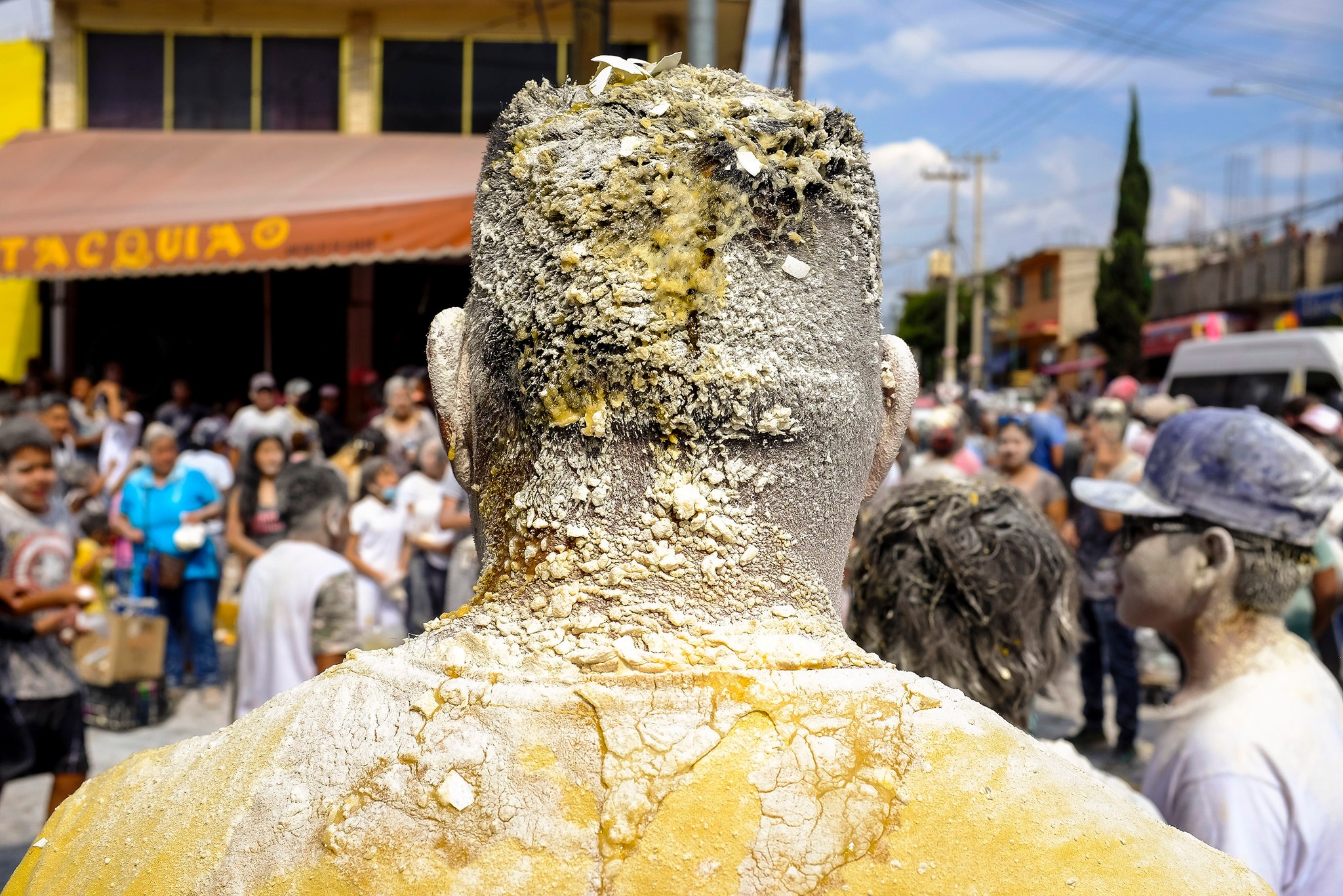 Fiesta de San Pablo en Chimalhuacán: Explosión de Color, Harina y Huevos