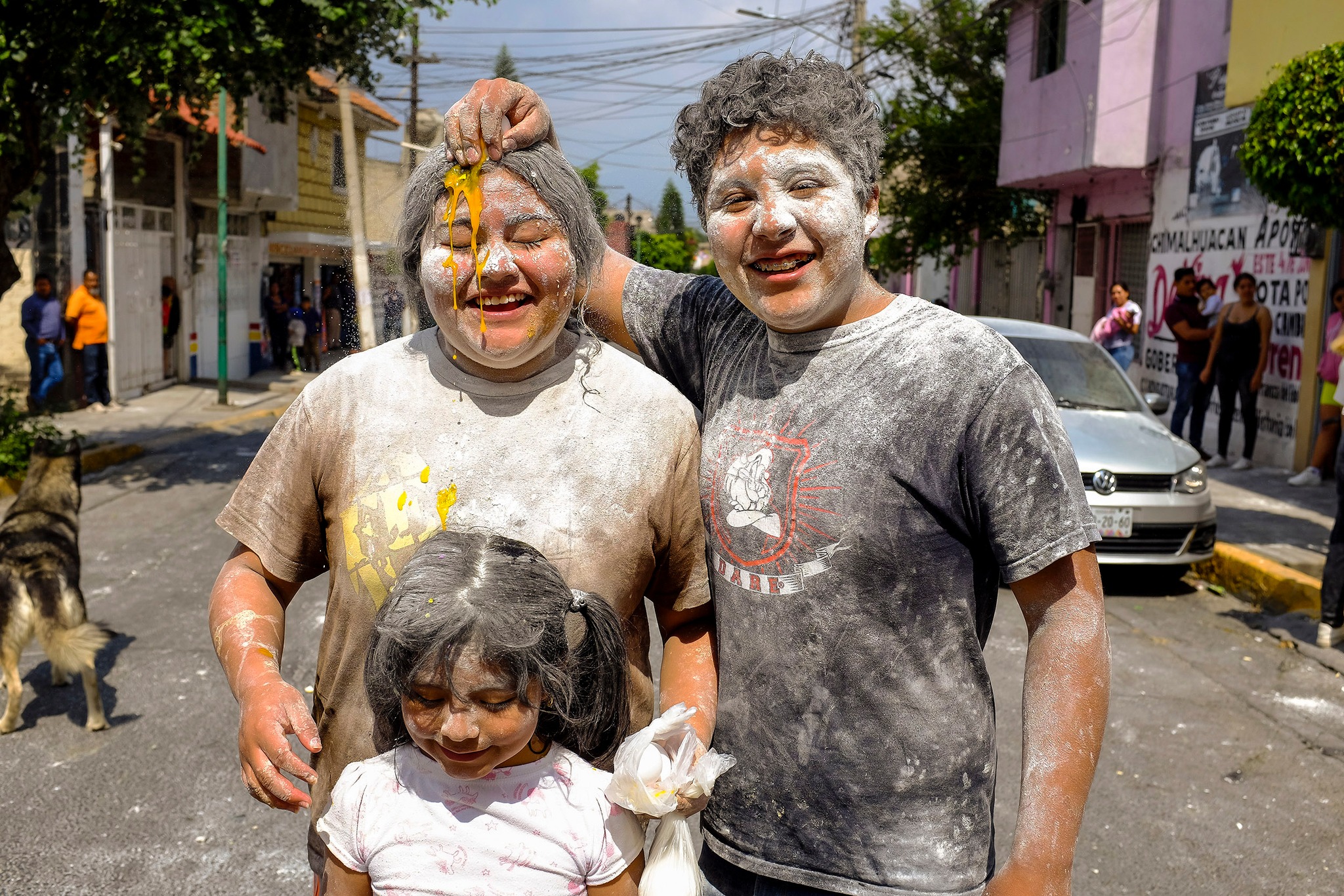 Fiesta de San Pablo en Chimalhuacán: Explosión de Color, Harina y Huevos