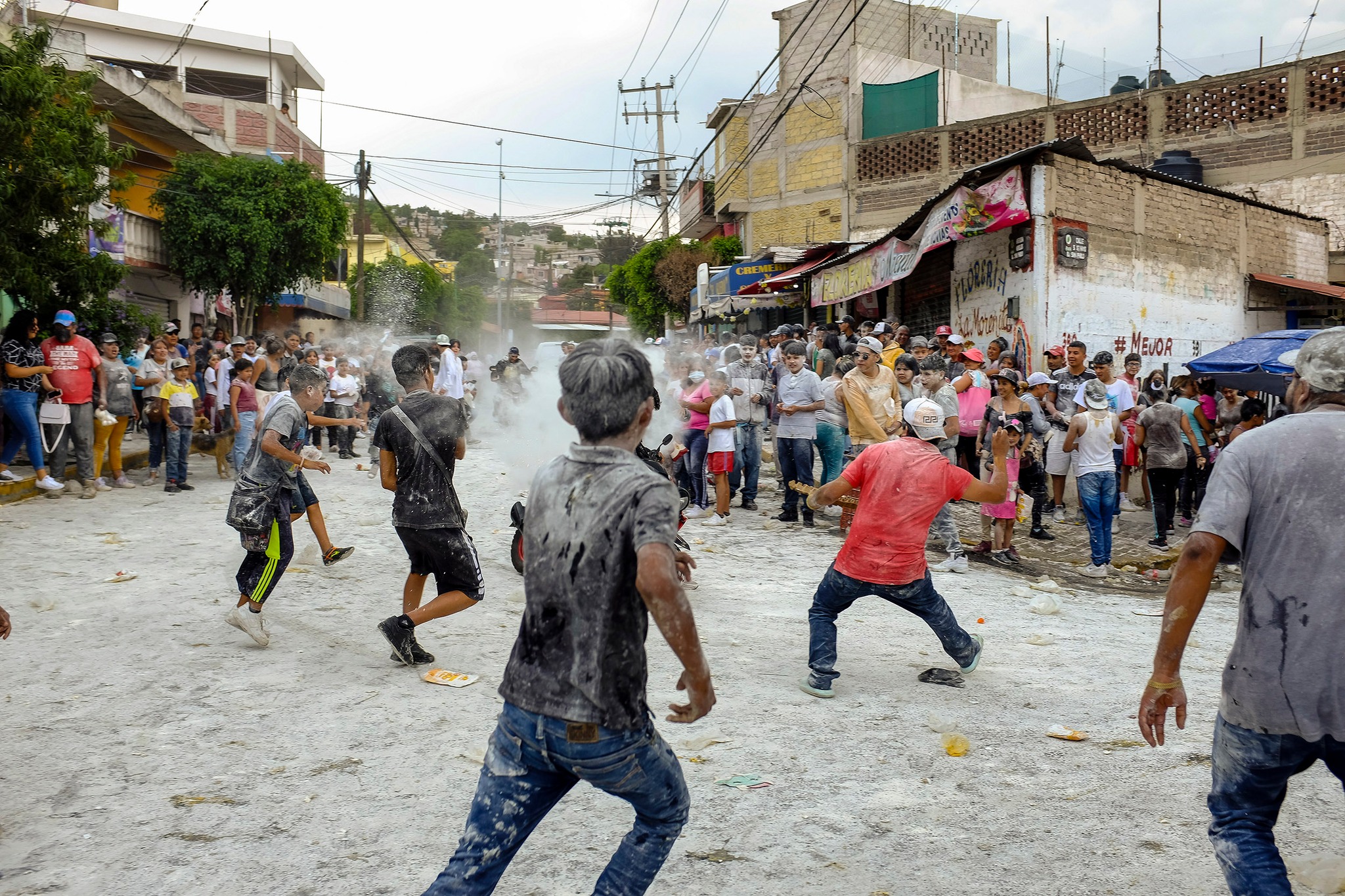 Fiesta de San Pablo en Chimalhuacán: Explosión de Color, Harina y Huevos