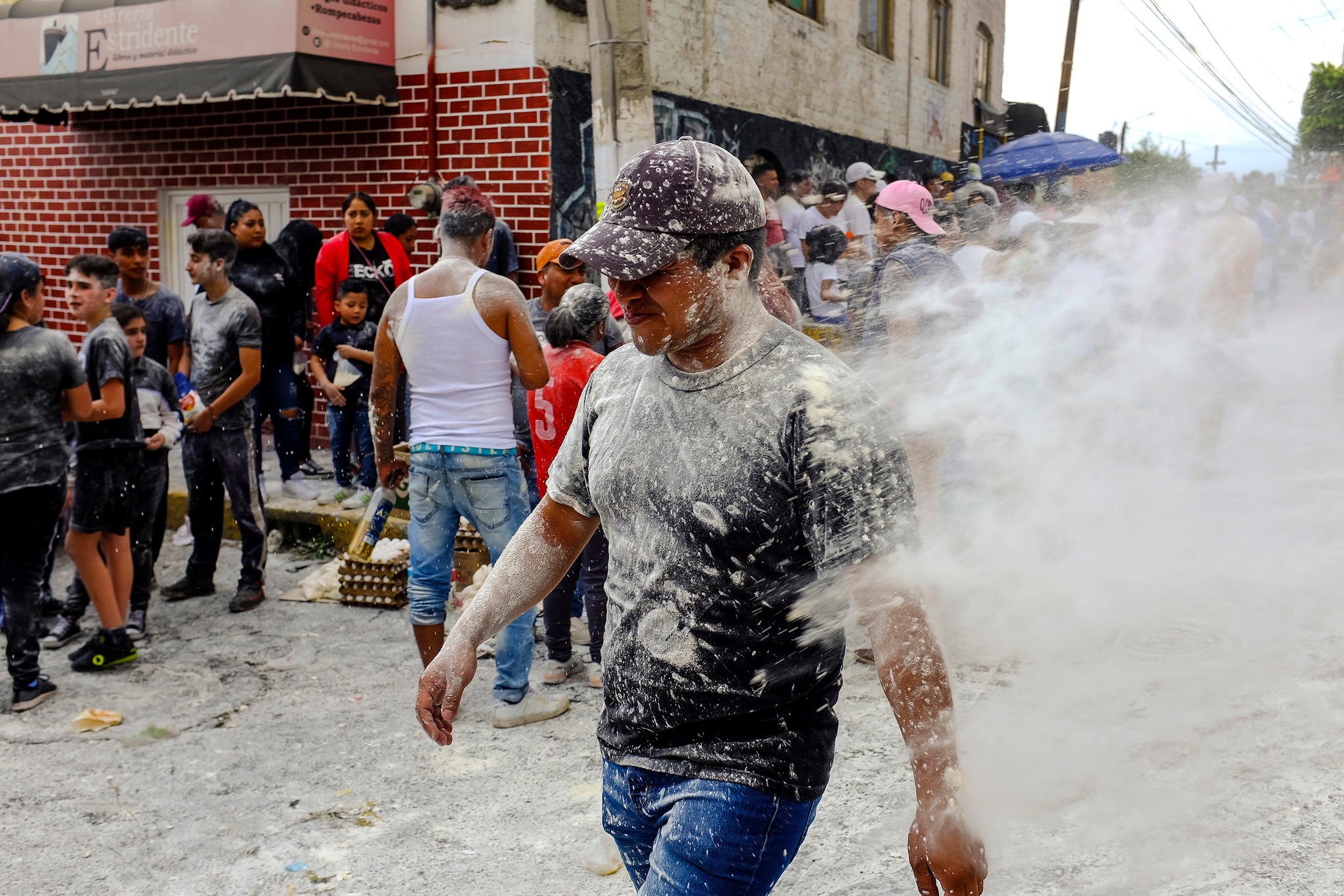 Fiesta de San Pablo en Chimalhuacán: Explosión de Color, Harina y Huevos