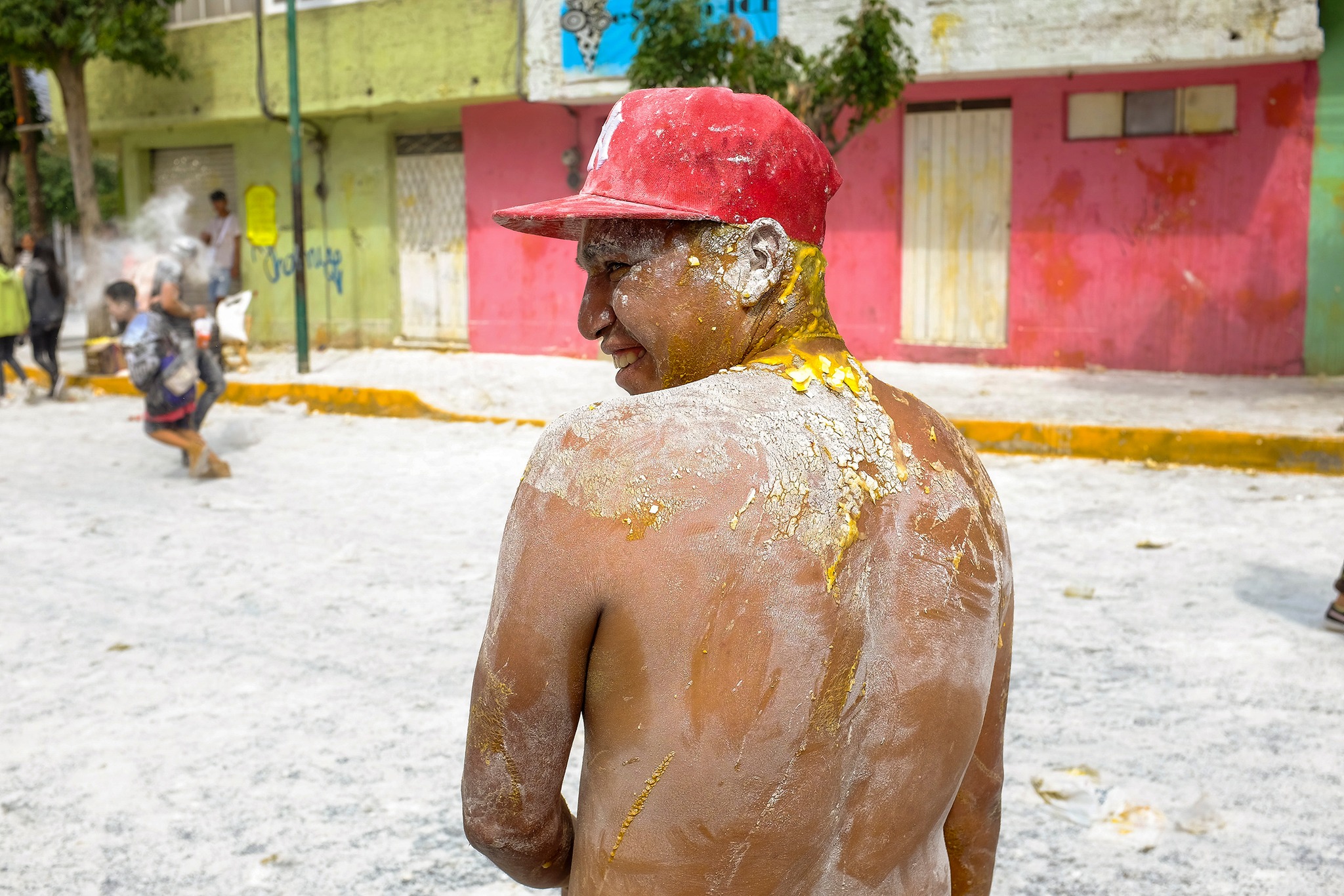 Fiesta de San Pablo en Chimalhuacán: Explosión de Color, Harina y Huevos