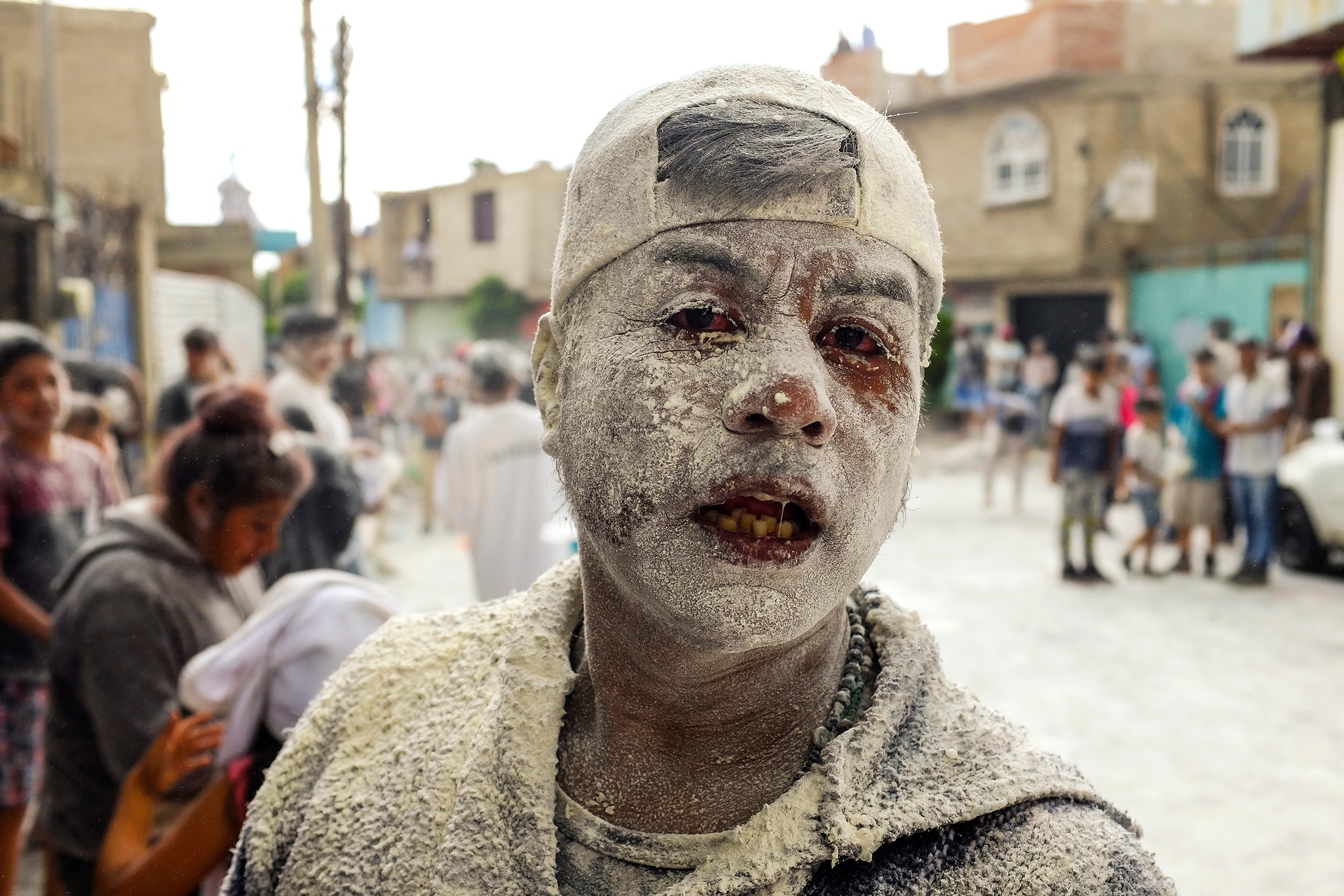 Fiesta de San Pablo en Chimalhuacán: Explosión de Color, Harina y Huevos