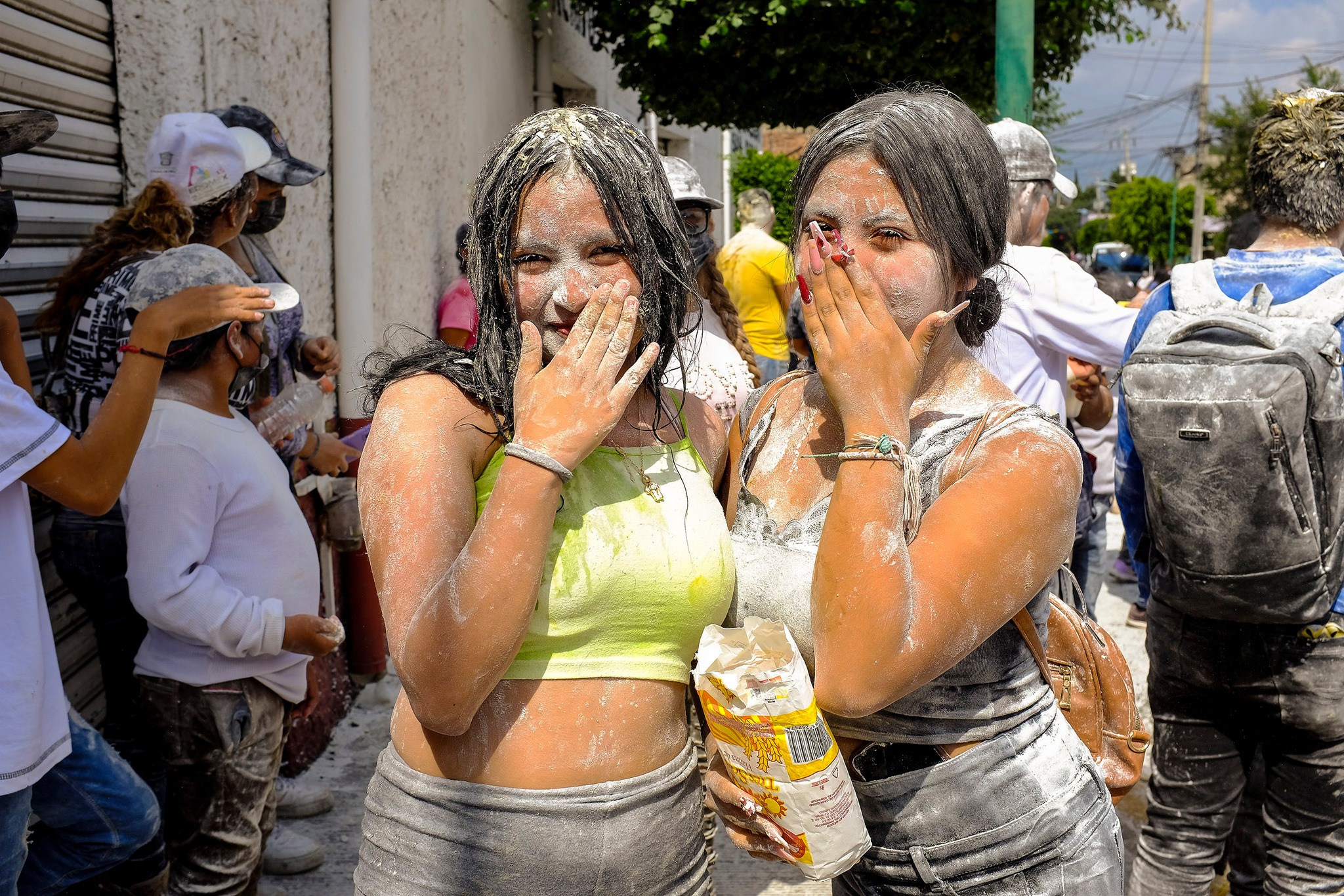 Fiesta de San Pablo en Chimalhuacán: Explosión de Color, Harina y Huevos