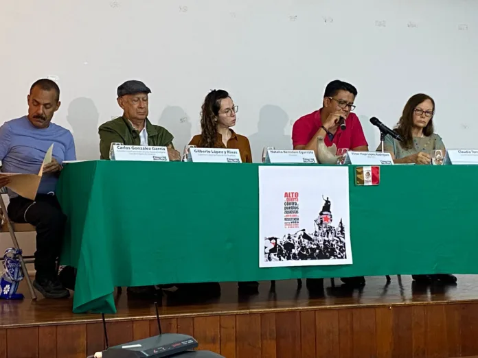 F0SitRuWIAUQOX3 “Chiapas es México, y como en todo el país, Chiapas vive tiempos de extorsión, balaceras, desplazamientos forzados, trata de mujeres y migrantes, tráfico de drogas, secuestros, asesinatos de personas defensoras del territorio, de periodistas, de feminicidios”
