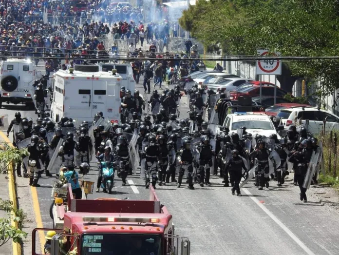 Miles de pobladores cierran la Autopista del Sol en Guerrero en protesta por arresto de líderes transportistas, desatando enfrentamientos con las autoridades. Miles de pobladores cierran la Autopista del Sol en Guerrero en protesta por arresto de líderes transportistas, desatando enfrentamientos con las autoridades.