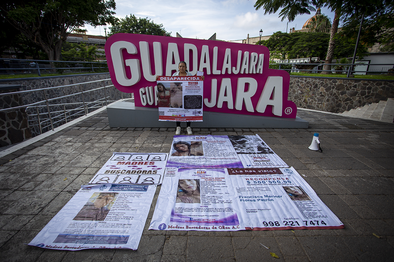 Madre buscadora es desalojada por policías mientras exigía la detención del presunto responsable de la de desaparición de su hija