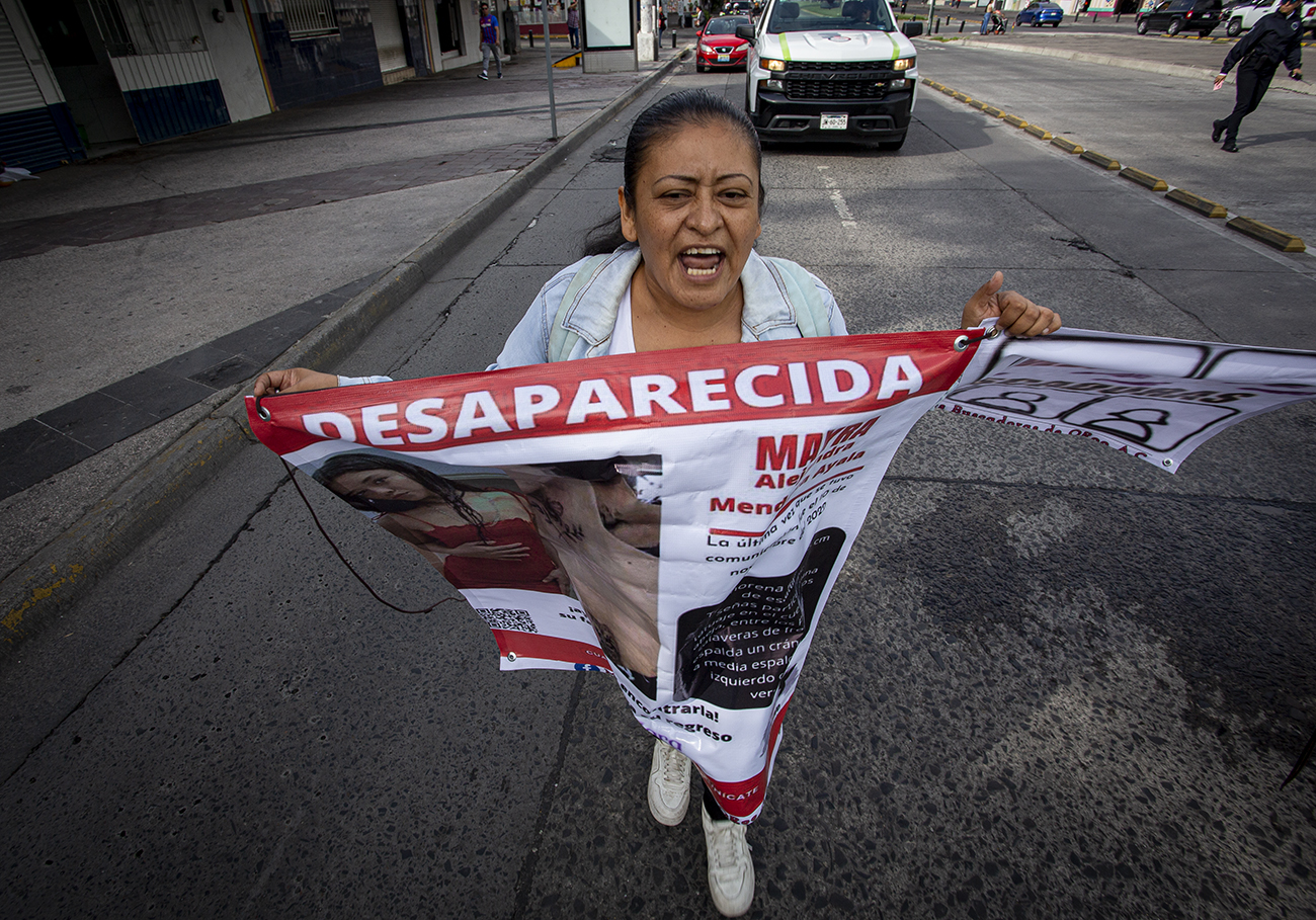 Madre buscadora es desalojada por policías mientras exigía la detención del presunto responsable de la de desaparición de su hija