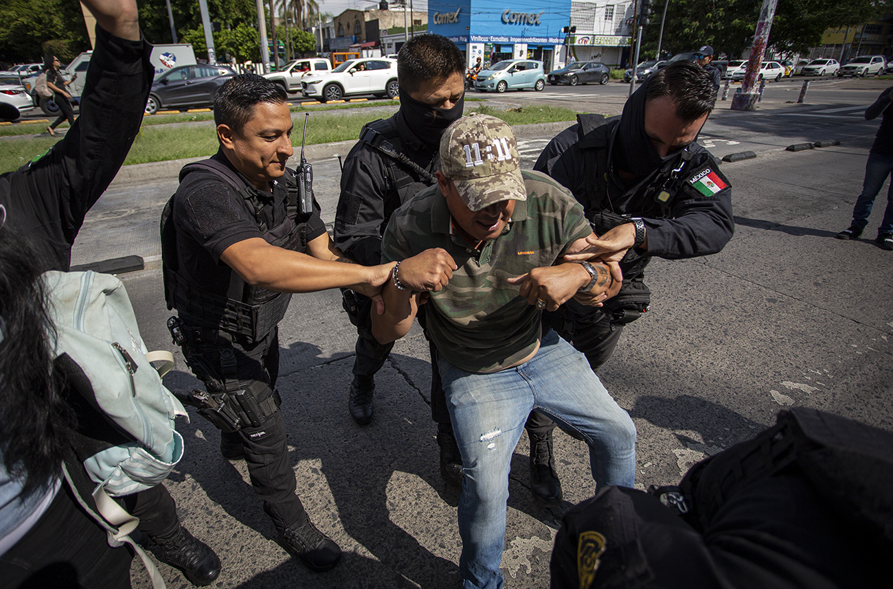 Madre buscadora es desalojada por policías mientras exigía la detención del presunto responsable de la de desaparición de su hija