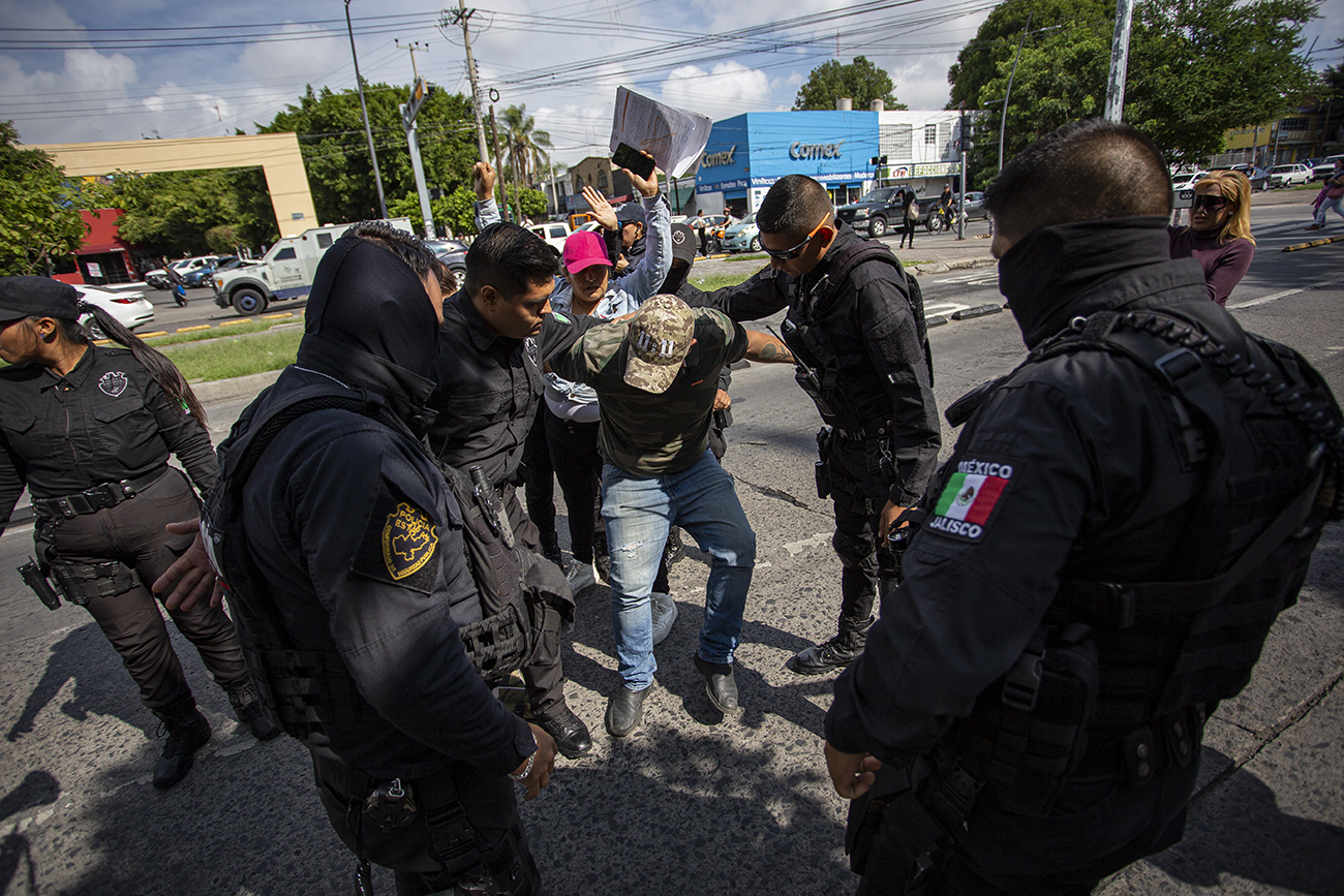 Madre buscadora es desalojada por policías mientras exigía la detención del presunto responsable de la de desaparición de su hija