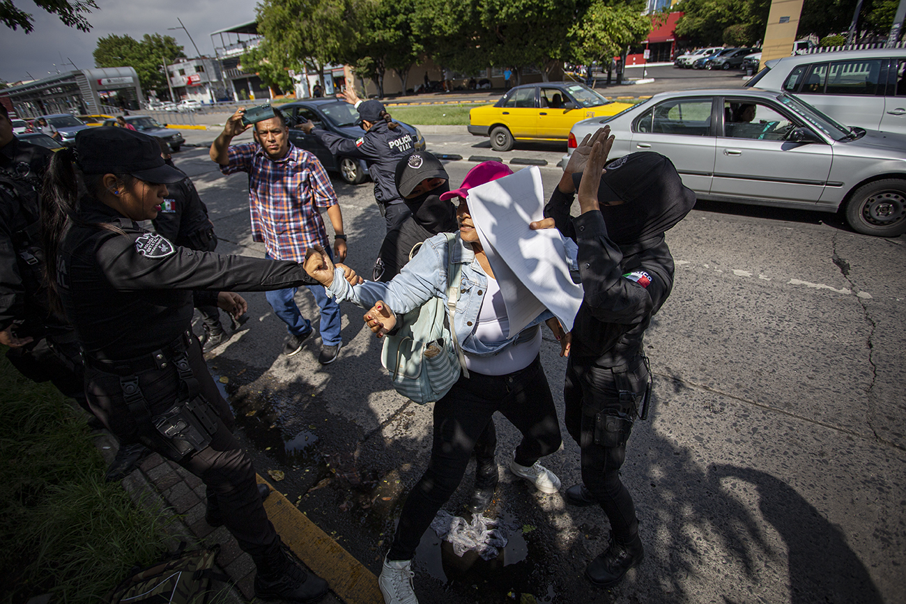 Madre buscadora es desalojada por policías mientras exigía la detención del presunto responsable de la de desaparición de su hija