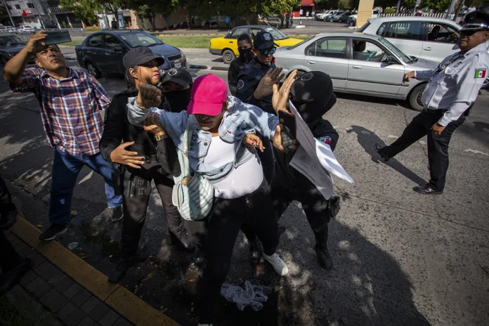 Mayra Alejandra 8 Madre buscadora es desalojada por policías mientras exigía la detención del presunto responsable de la de desaparición de su hija