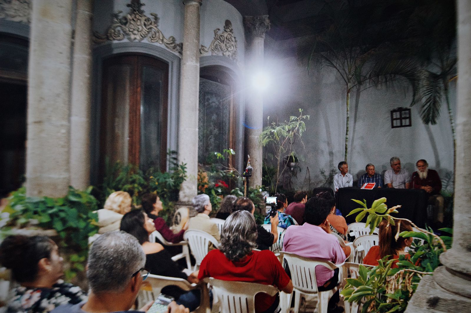 Conmemorando la lucha y transformación presentan libro: “Testimonios, 50 Años del CCH Oriente”