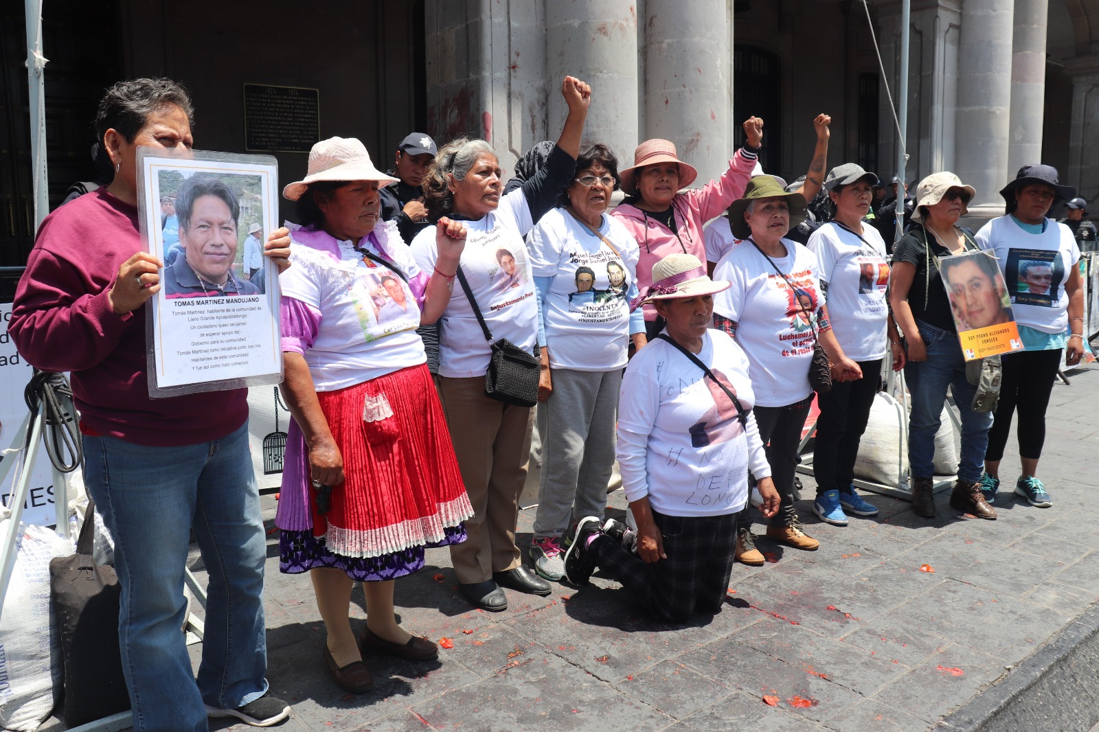 Mujeres en lucha protestan a jitomatazos frente al Palacio de Gobierno del Estado de México