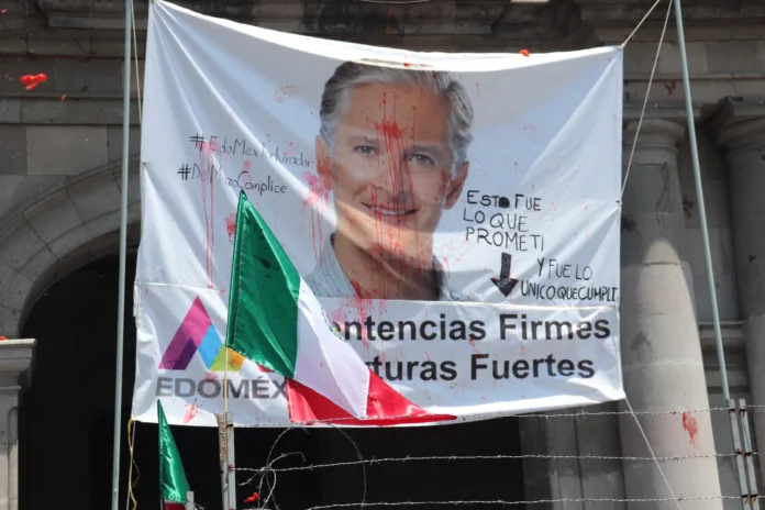 WhatsApp Image 2023-08-30 at 16.36.40 (2) Mujeres en lucha protestan a jitomatazos frente al Palacio de Gobierno del Estado de México
