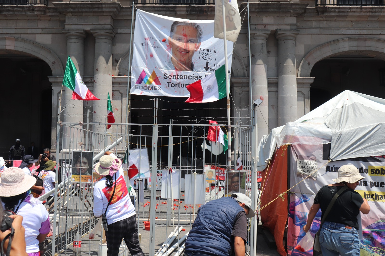 Mujeres en lucha protestan a jitomatazos frente al Palacio de Gobierno del Estado de México