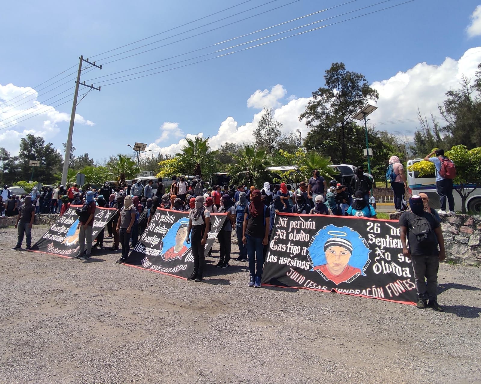 Estudiantes de Ayotzinapa exigen verdad y justicia en protesta frente a la 35 Zona Militar