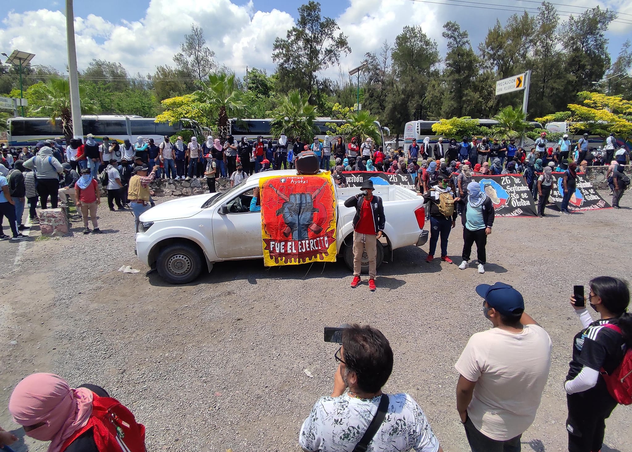 Estudiantes de Ayotzinapa exigen verdad y justicia en protesta frente a la 35 Zona Militar