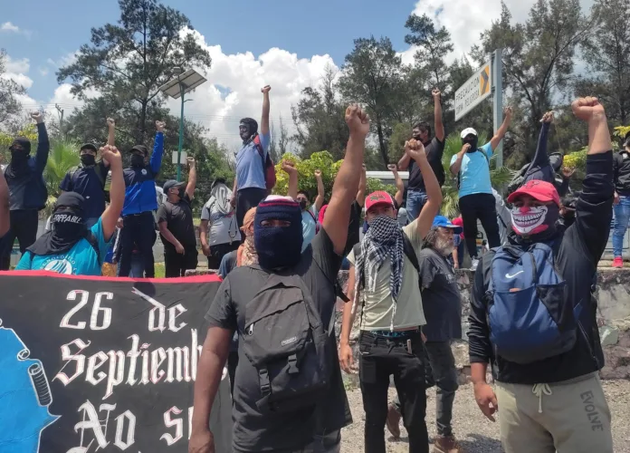 378544311_688109763344336_7517135618344399629_n Estudiantes de Ayotzinapa exigen verdad y justicia en protesta frente a la 35 Zona Militar