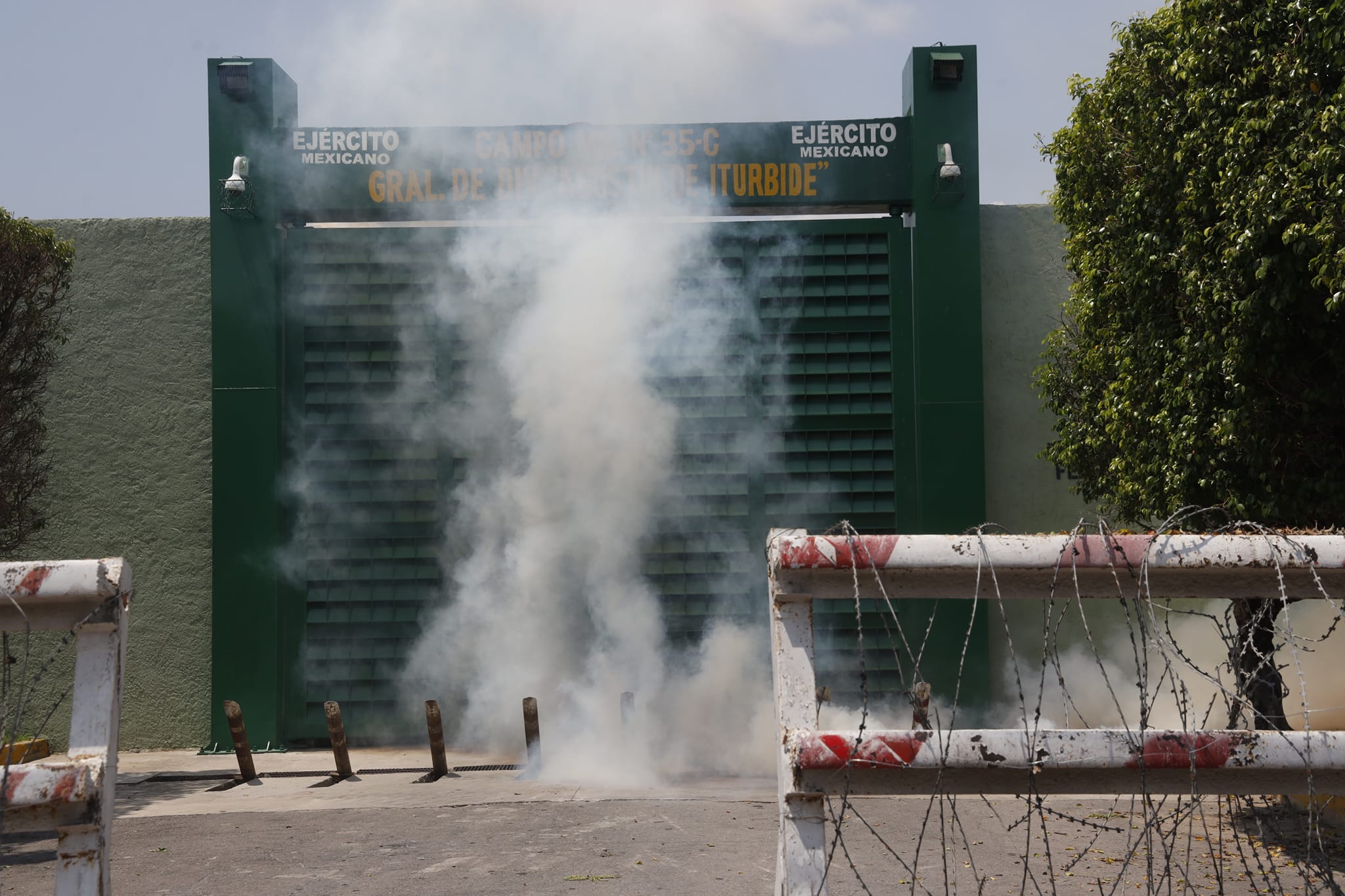 Madres y padres protestan frente a las instalaciones del campo militar 35